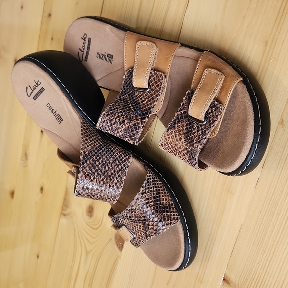 New Clarks Cushion Soft Snakeskin & Tan Leather Wedge Sandals sz 11 - Picture 16 of 17